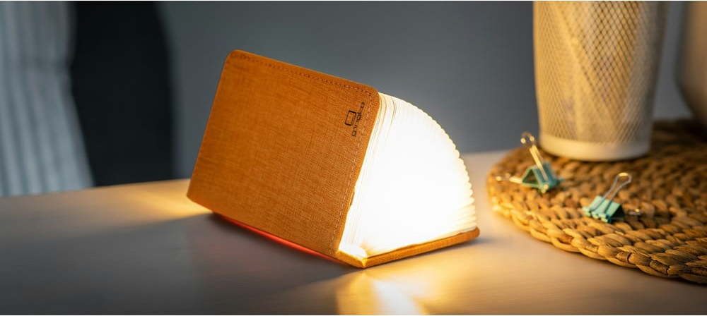 Oranžová malá LED stolní lampa ve tvaru
