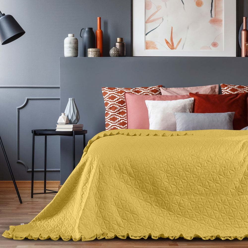 Žlutý přehoz přes postel