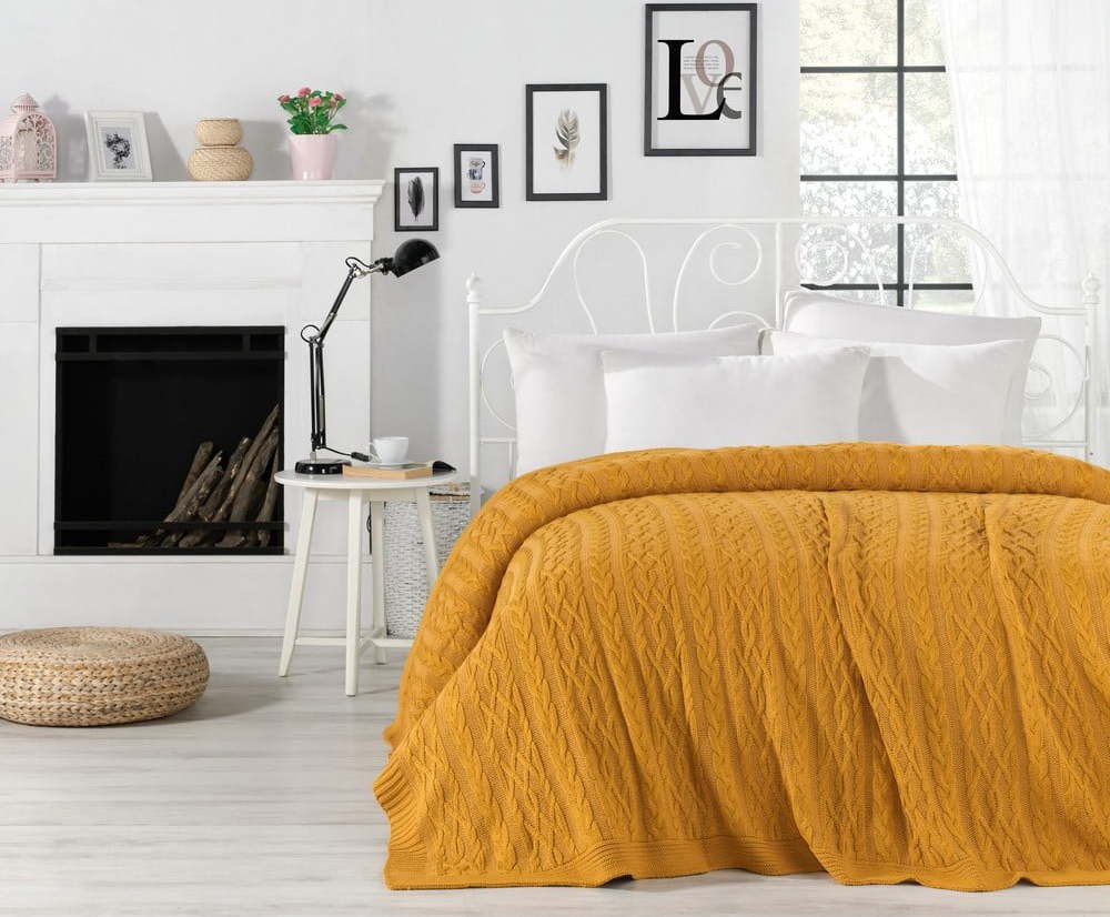 Hořčicově žlutý přehoz přes postel s