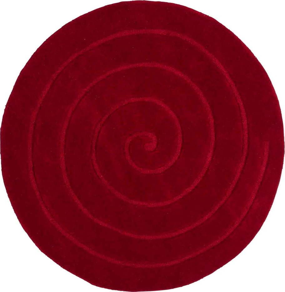 Rubínově červený vlněný koberec