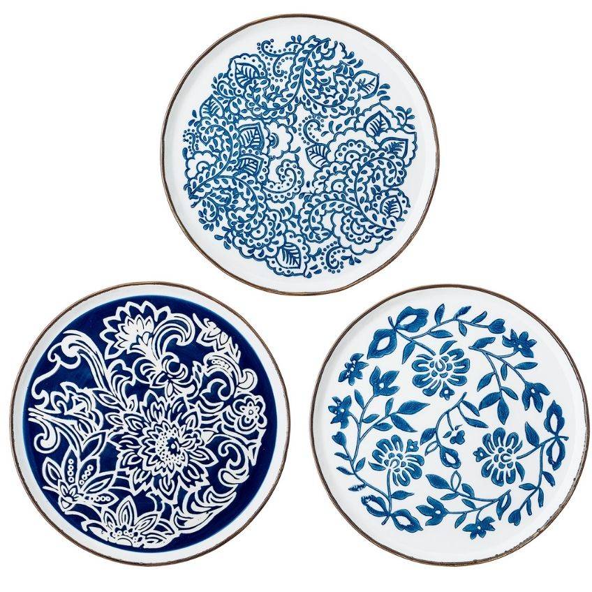Set tří modro bílých keramických talířů