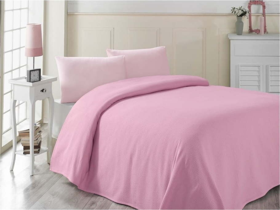 Růžový bavlněný lehký přehoz přes postel