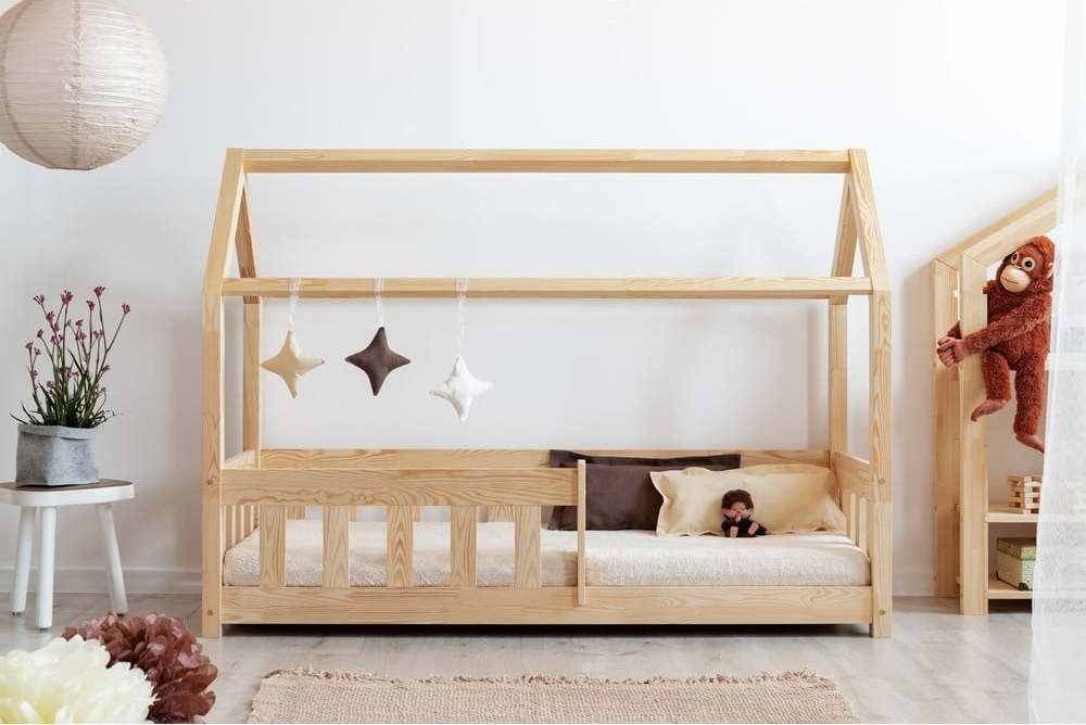 Domečková dětská postel z borovicového dřeva 70x160