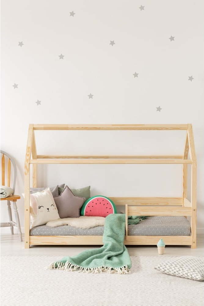 Domečková dětská postel z borovicového dřeva 140x200