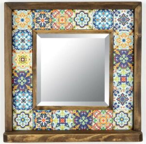 Nástěnné zrcadlo s poličkou a dřevěno-kamenným rámem